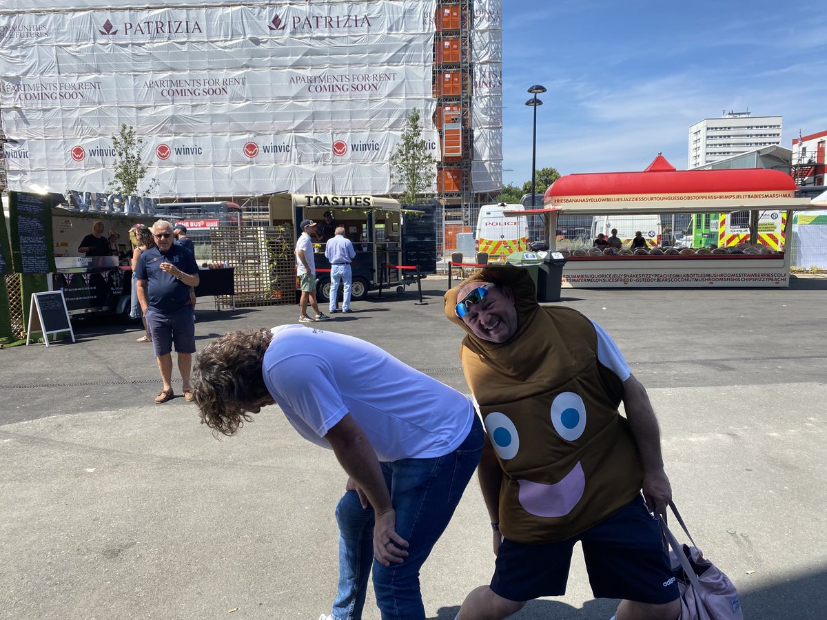 Made hubbys day ⁦<a href="/RyanSidebottom/">Ryan Sidebottom 🏏</a>⁩ 😂