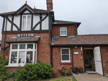 MMicromuseums's tweet photo. A great couple of evenings spent training a fantastic team of volunteers at Maldon Museum in the Park! 😀 
Looking forward to helping them develop an interpretation plan for their marvellous #micromuseum!!🎉 🏛
@maldonmuseum
@SHAREmuseums
@camb_heritage @CamEnterprise https://t.co/BMXINNIXym