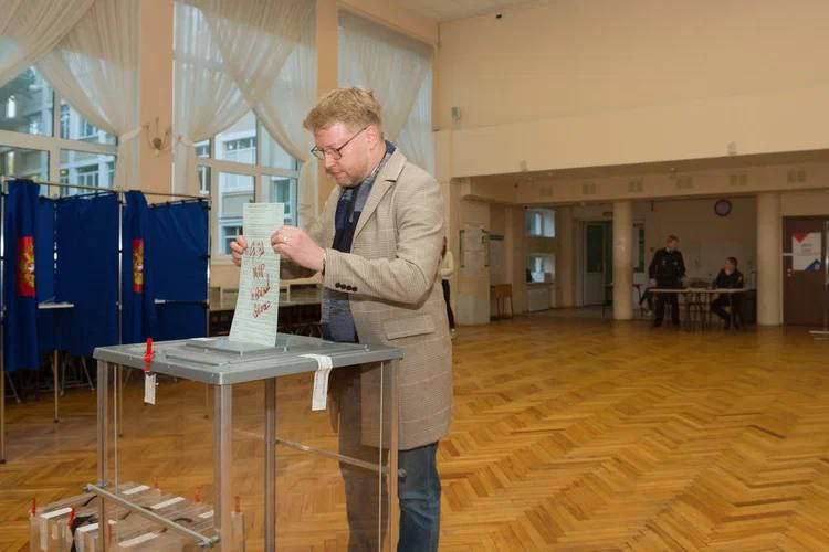 nikolayrybakov's tweet image. Проголосовал на родном избирательном участке в Санкт-Петербурге. Кандидатом от &quot;Яблока&quot; в моем округе мог бы стать Борис Романов, но его заключили в СИЗО за выступление на заседании муниципалитета. Поэтому сегодня, впрочем, как и всегда, отдаю свой голос ЗА МИР!