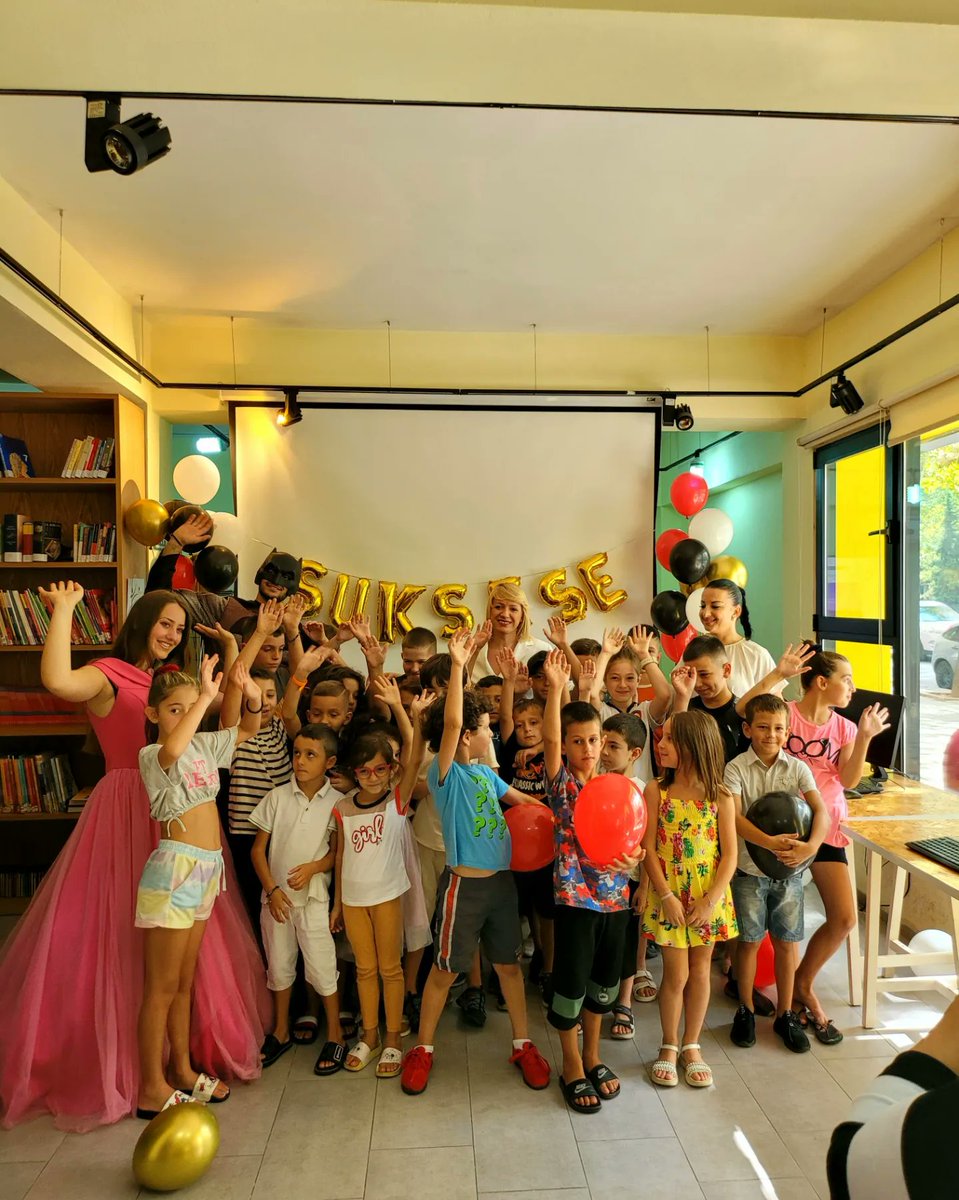 AlketaCobo's tweet photo. Të lumtur që bashkë me Bertonin dhe vajzat e #Njësisë7  shkëmbyem emocione pozitive duke u përkujdesur sadopak për vogëlushët e #Njësisëadministrative7 

Në prag të këtij viti të ri shkollor, me ndihmën e #AgjensisësëTregjeve ne i dhuruam çantat dhe mjetet shkollore ❤ https://t.co/uB82smkmr3
