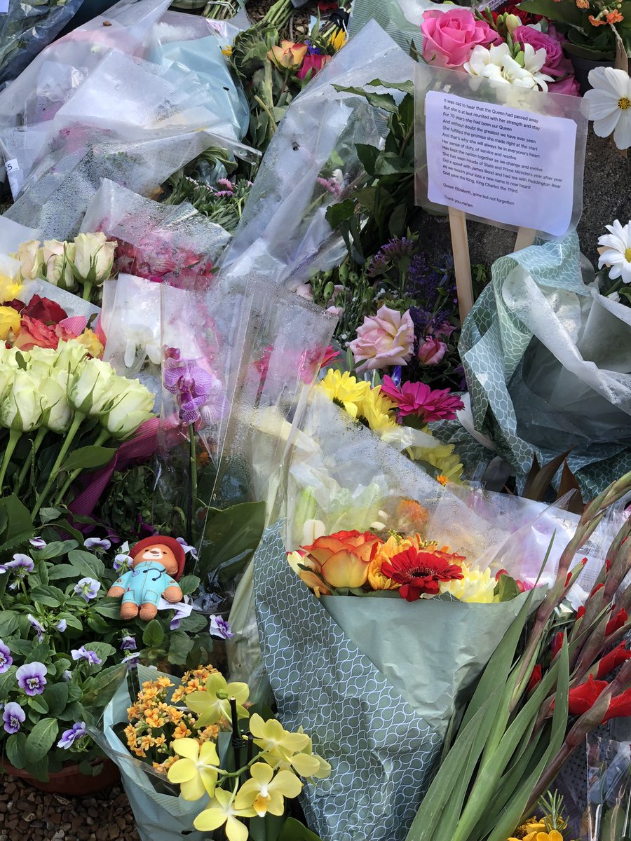 Paying our respects to our Queen #Sandringham a very somber day