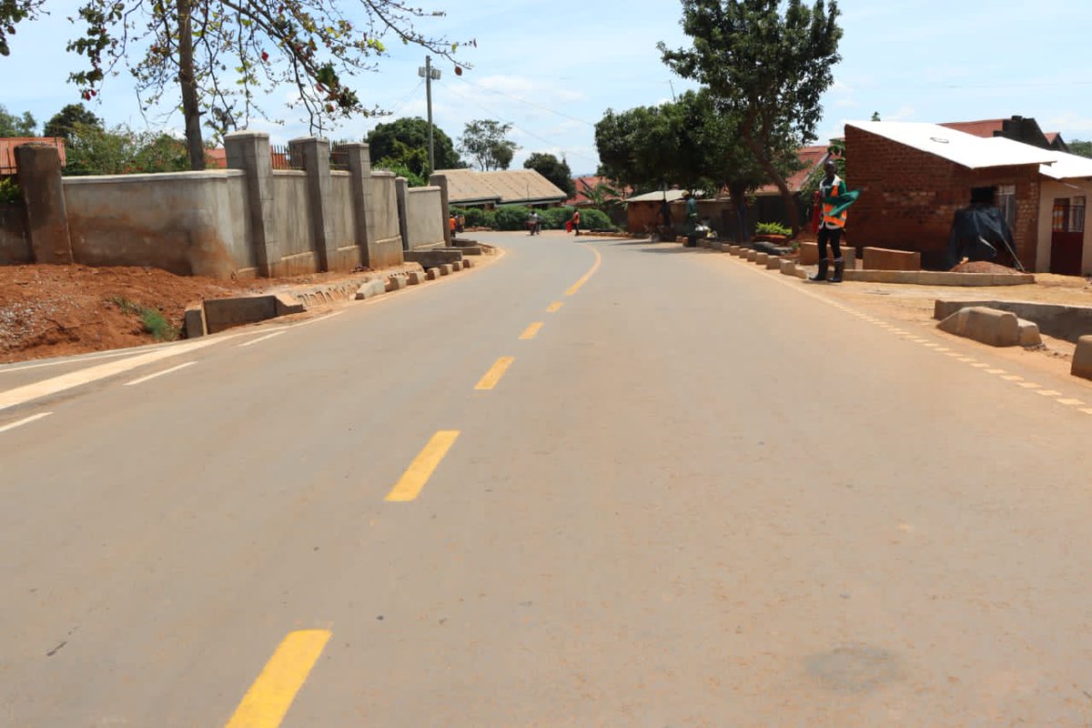 date_africa's tweet photo. 🇺🇬 Uganda :  31st August,22, marked the practical completion of Civil Works for the upgrade of the Entebbe Paediatric Hospital Access Road to Paved Bitumen Standard (4.2km) by National Enterprise Corporation (NEC).

#utdainfo #utdauganda #utdaCivil_Works #utdaupgrade https://t.co/r6lVOFn5j7