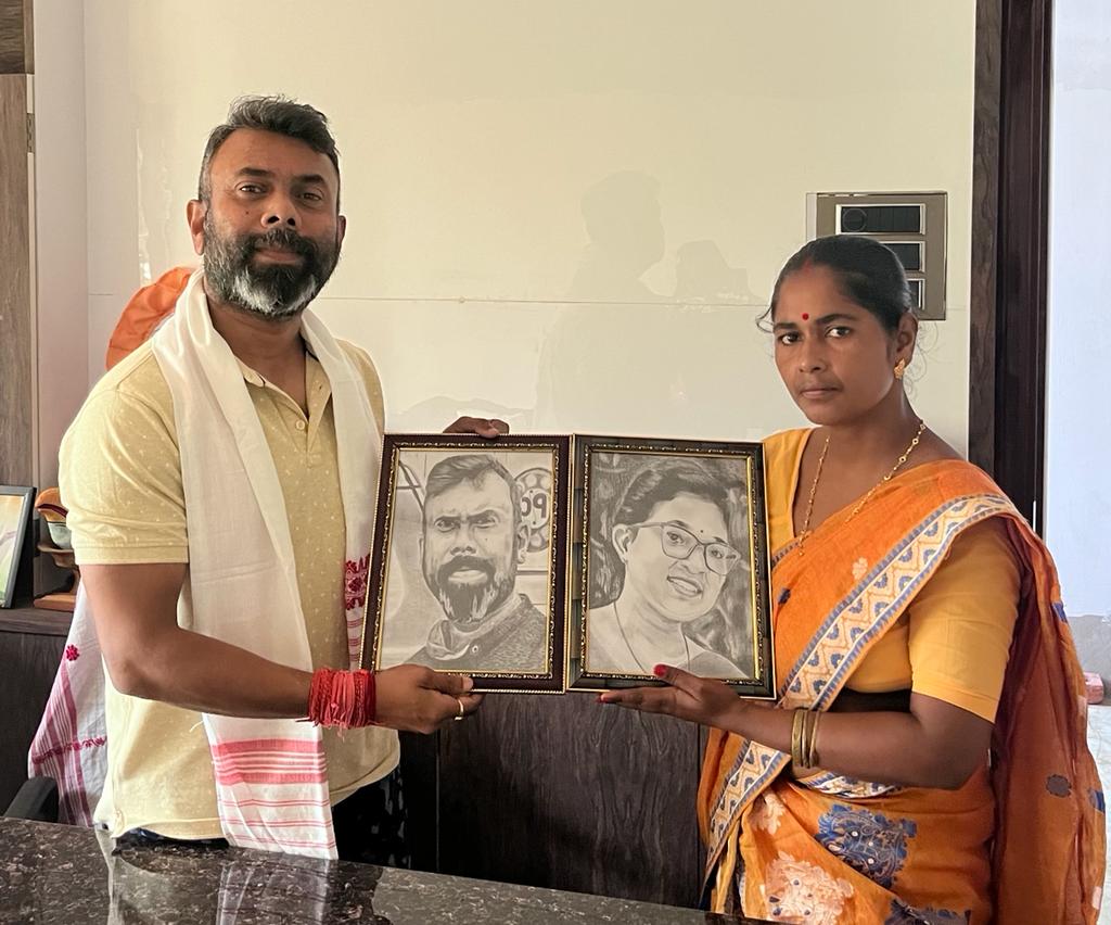 RKurmiOfficial's tweet photo. A heart-warming moment with a Fan!

Thankful to #Pranjal_Das from Majuli for gifting me this hand-sculpted piece of portrait of me and my wife. Really appreciate his devotion to art.

Trust me every stroke of brush in this piece of fine art is laced with your affection.Thank you. https://t.co/NZK5v7Iq92