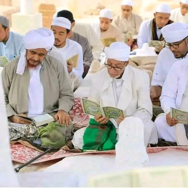 Fatimah59708894's tweet photo. MEMBACA AL QURAN DENGAN MELIHAT MUSHAF BISA MENGHILANGKAN PENYAKIT MATA

وقال عبد اللّٰه رضي اللّٰه عنه تعالى : شكوت عيني إلى النبي صلى اللّٰه عليه وسلم فقال : أنظر في المصحف فإن عيني اشتكت فشكوت إلى جبريل فقال : أنظر إلى المصحف https://t.co/I4OrjWKNPY