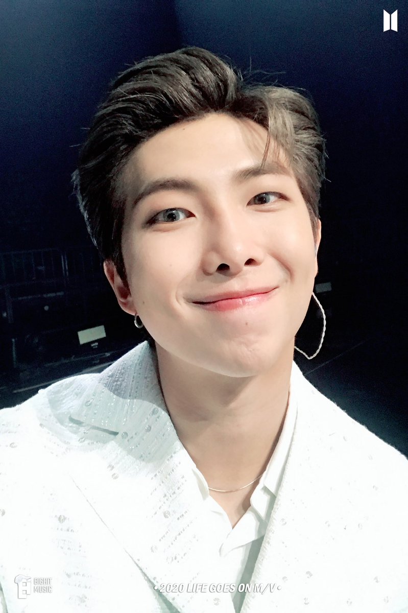 지금 글 올린 김에 늦었지만 남준아 생일 축하해!! 우리의 최고의 리더ㅠㅠ 항상 고생많이 하는 거 잘 알고 노력 많이 하는거 아미들을 다 알아!! 맘고생 많이 했을 텐데.. 지금까지 탄이들 잘 이끌어줘서 고마워💜 #남준아_사랑해 #남준도련님_만수무강_하시옵소서 #남준은_아미의_사랑_사람_자랑