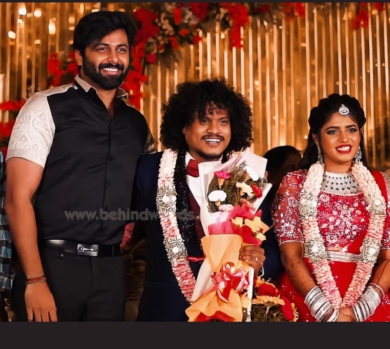 SiddhuG_'s tweet photo. Their smiles &amp; the hug says everything ❤️🧿❤️!It is been after how many days we are seeing them together😇!And nothing has changed,the same @i_amak &amp; the same @VijaytvpugazhO 🤗! #Ashwinkumar #Pugazh https://t.co/HTRwo0HSR6