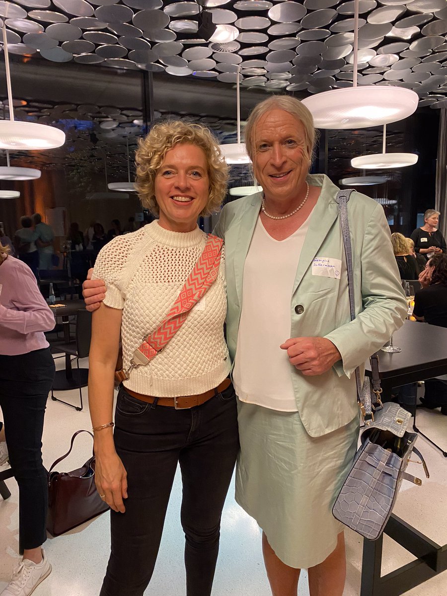 GeorgineKellerm's tweet photo. Endlich habe ich sie einmal persönlich getroffen. @lisaortgies, die mich schon seit vielen Jahren mit #FrauTV begleitet. Danke @quote_pro für diese tolle 10. Geburtstagsfeier. 🎂 🥳 🎈 https://t.co/ppDICNMSuh