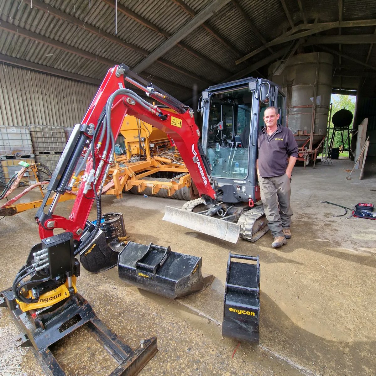 Nascodigtec's tweet photo. A full day for the lads earlier in the week. Engcon with DC2 control and iDig machine guidance fitted in a day for Chris Meek
#engcon #idig #digtec https://t.co/jzi4JY8y3s