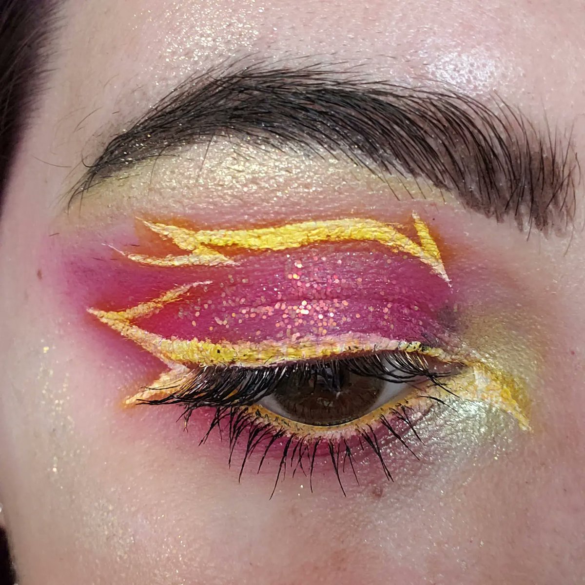 eyelinerkillz's tweet photo. "i just want to know, have you lost your footing too?" 🐉🎶
.
.
i got to be in the pit for #icystl last night and it was absolutely incredible. can't wait to see you again @twentyonepilots
.
.
.
#makeupartist #twentyonepilots #icytour #icystlouis #scaledandicy #tøp https://t.co/5aPP5QivnT