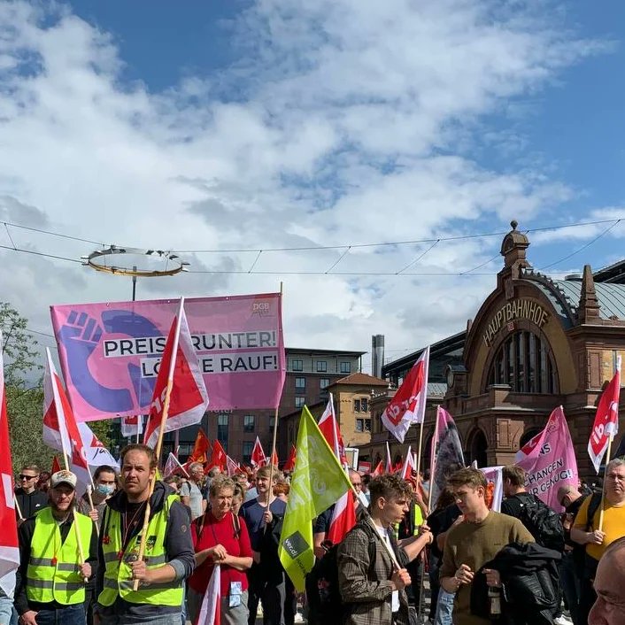 Wir sind heute in Erfurt gemeinsam mit dem Bündnis #nichtmituns auf die Straße gegangen. 👉🏾 Für #Energiepreisdeckel + höhere #Energiepauschale für alle + gerechte #Verteilung der Lasten durch eine #UEbergewinnsteuer
Danke an alle Teilnehmer*innen &amp;  Helfer*innen. #dgb #dgbjugend