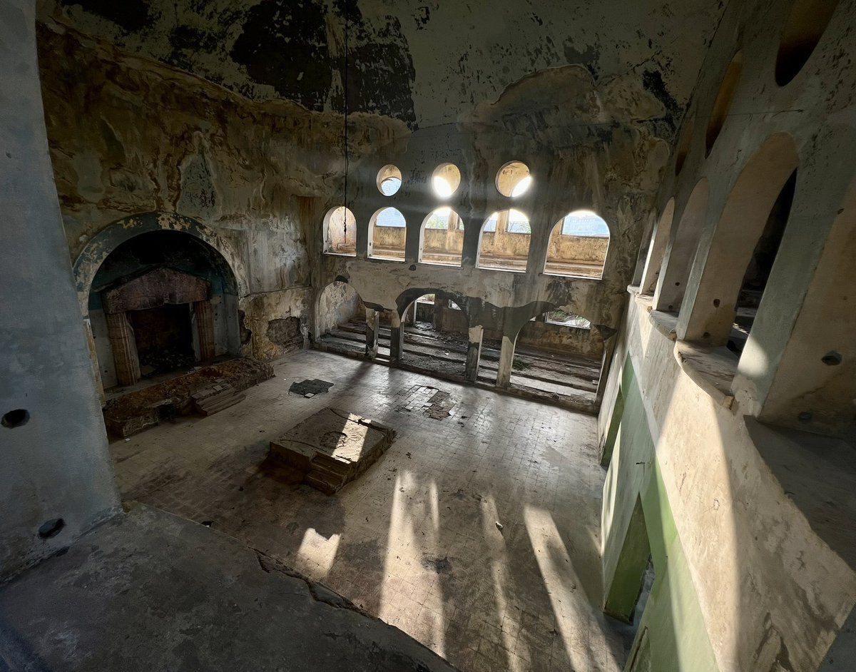 MatthieuKaram's tweet photo. Inside Bhamdoun’s abandoned synagogue.
#Lebanon https://t.co/T1H5EuET4B
