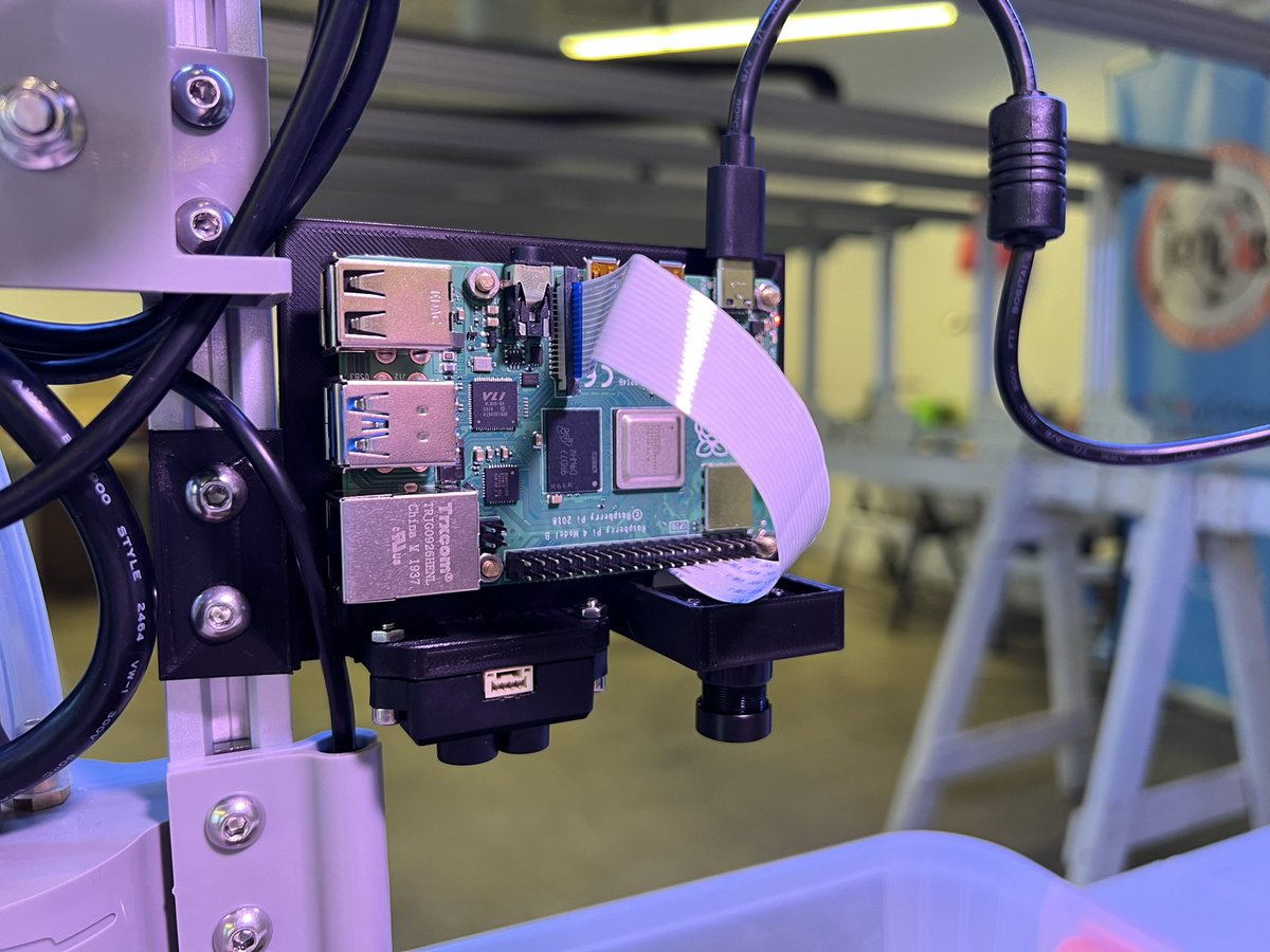 En el Centro de Innovacion de @amigosdebayamon El <a href="/TMobilePR/">T-Mobile Puerto Rico</a> &amp; E4 <a href="/5gnbiotlab/">5G & NB-IoT Innovation Lab</a>, junto a estudiantes de la Universidad de Puerto Rico de Arecibo, Mayaguez y Bayamon #colaborando en #agrotech #5G #iot #hololens2 <a href="/ramonluisrivera/">Ramon Luis Rivera</a> <a href="/JEMartel/">Jorge Martel</a> <a href="/nuisxcorp/">NUISX</a> <a href="/MicrosoftLatam/">Microsoft Latinoamérica</a> @herbertlewy