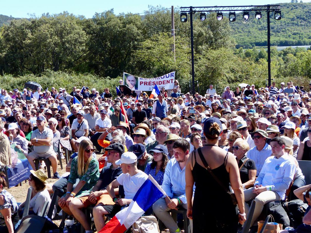 Reconquete_off's tweet photo. Vous étiez 7 000 aujourd’hui dans le Var au côté d’Éric Zemmour. 

#MeetingZemmour https://t.co/yQUWHeRKl0