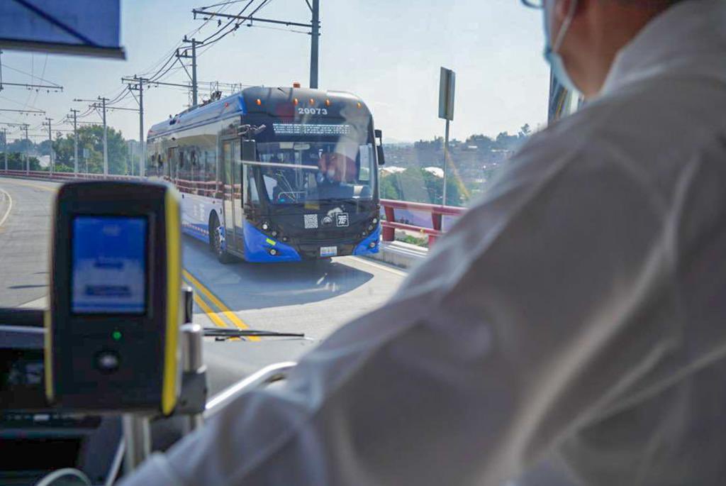 Claudiashein's tweet photo. Hoy presentamos el #TrolebúsElevado. En ningún otro lugar del planeta encontrarán un segundo piso dedicado a la electro movilidad con trolebuses. Estoy segura que será el primero de muchos otros. https://t.co/vcCcnvAwea