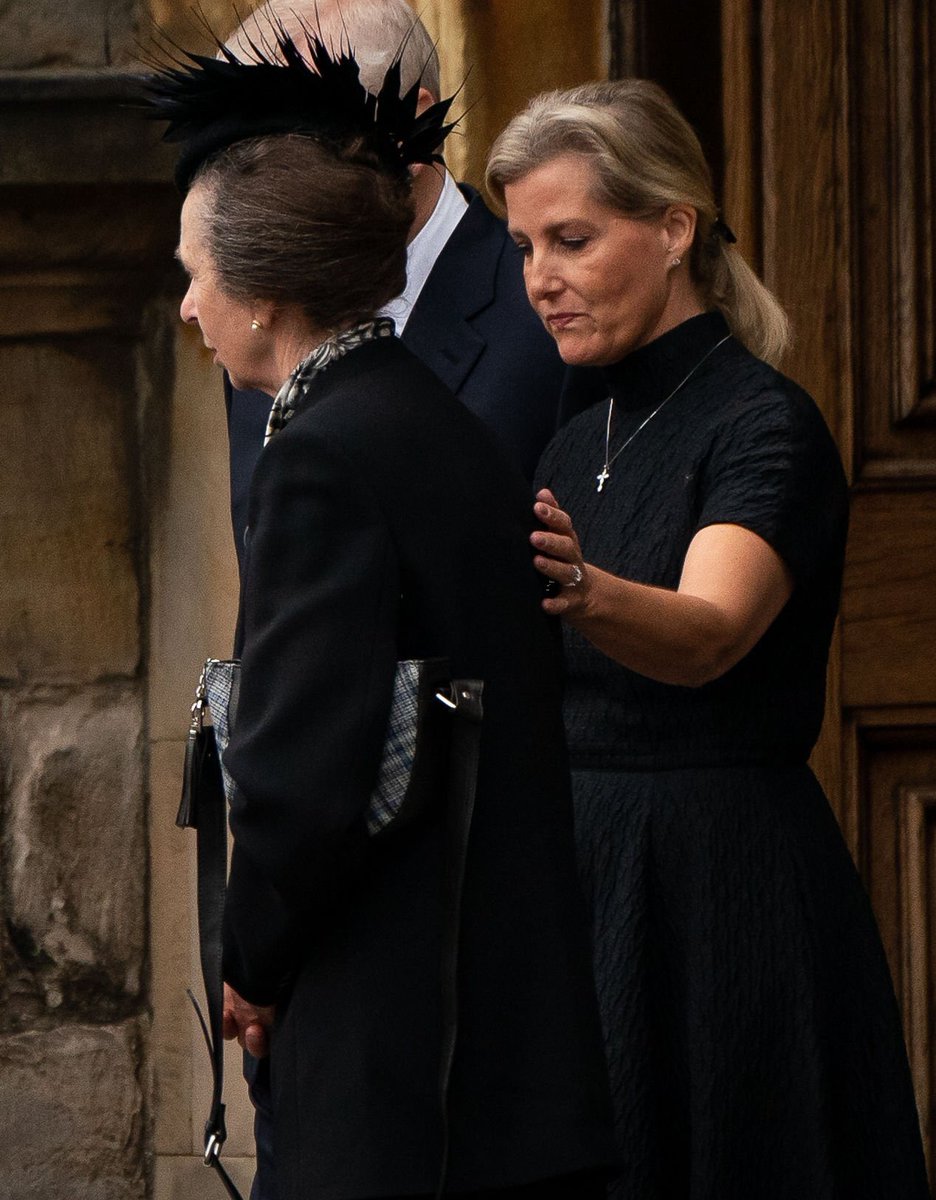 HRHPWales's tweet image. The Princess Royal being comforted by the Countess of Wessex 🤍

📸: Aaron Chown