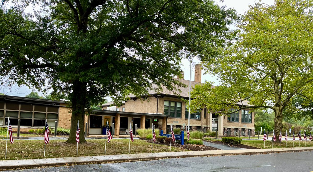 DutchNeckWWP's tweet photo. Dutch Neck School colors are red, white, and blue today. 
@Wwp_schools #wwprsd https://t.co/xYLy2cRZCV