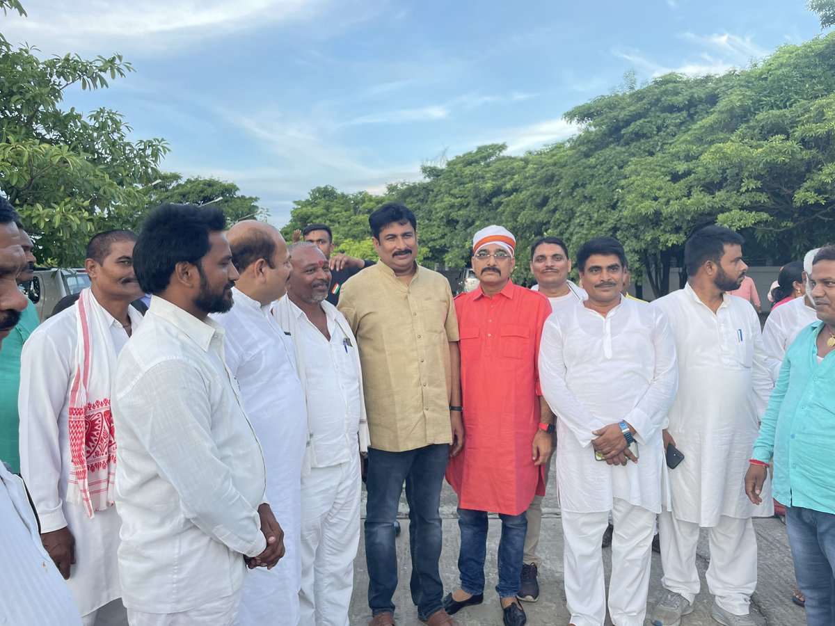 DhirendraSinha1's tweet photo. 22,23,24 सितंबर को आहूत @LJP4India के कार्यकर्ता प्रशिक्षण शिविर की तैयारी का जायज़ा किया। @Ljp4Bihar के अध्यक्ष आदरणीय @rajutiwari1997 जी के साथ प्रदेश एवं राष्ट्रीय नेताओं ने की समीक्षा। आदरणीय राष्ट्रीय अध्यक्ष @iChiragPaswan जी से सीखने और सुनने को उत्साहित हैं कार्यकर्ता। https://t.co/9g9q3Lu1Ni