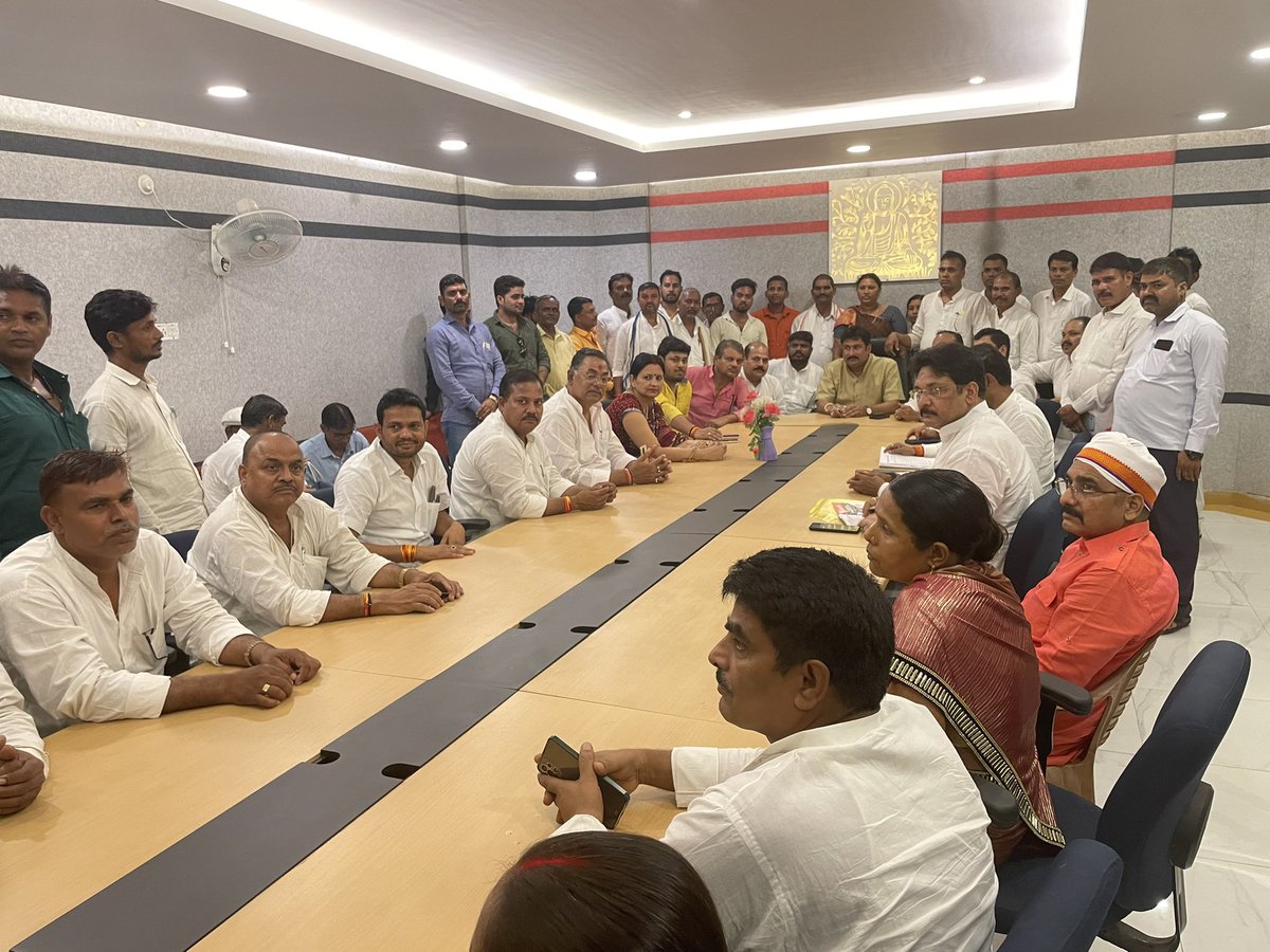 DhirendraSinha1's tweet photo. 22,23,24 सितंबर को आहूत @LJP4India के कार्यकर्ता प्रशिक्षण शिविर की तैयारी का जायज़ा किया। @Ljp4Bihar के अध्यक्ष आदरणीय @rajutiwari1997 जी के साथ प्रदेश एवं राष्ट्रीय नेताओं ने की समीक्षा। आदरणीय राष्ट्रीय अध्यक्ष @iChiragPaswan जी से सीखने और सुनने को उत्साहित हैं कार्यकर्ता। https://t.co/9g9q3Lu1Ni
