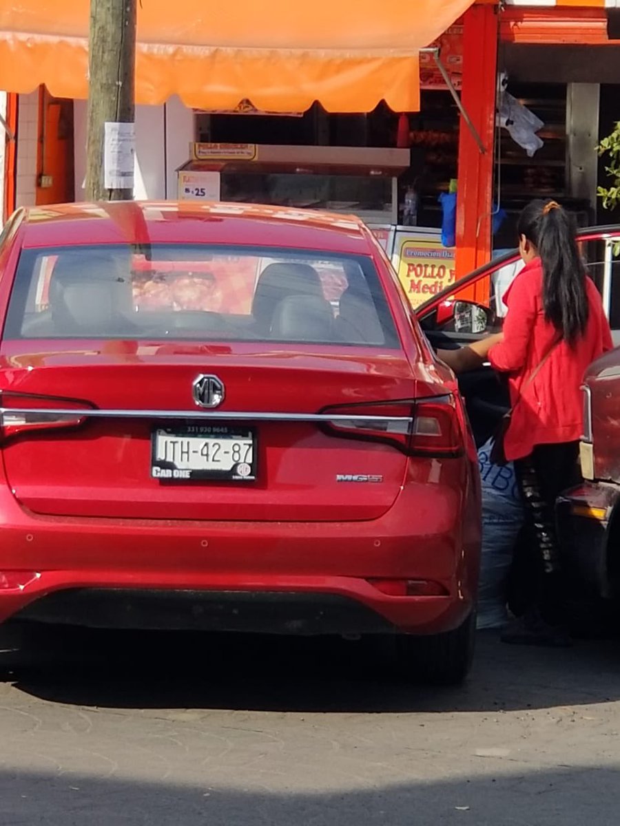 MonoCorp13's tweet photo. Policía de tonala vendiendo en doble fila en glorieta Constitución @ElTocinoDelDia @Trafico_ZMG @TransporteJal @MovilidadZap apoco se puede ? Brincar las leyes @ZapopanGob @JuanJoseFrangie https://t.co/TOn6eDwPHm