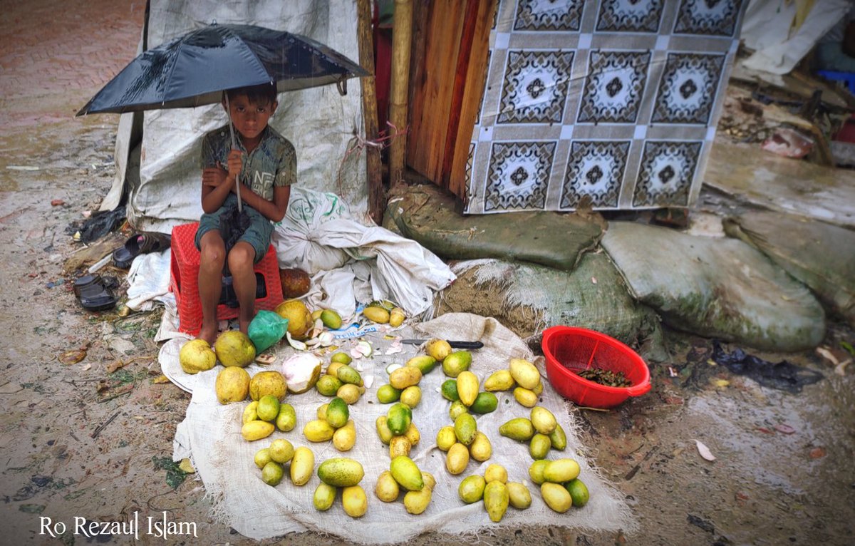 RoRezaul's tweet photo. This little boy is selling lemons sitting near by road during heavy raining in the world's largest rohingya refugee camp.

® By Ro Rezaul Islam 
#rorezaulislamphotograper #rohingyatographer #rohingyaphotography #documentaryphotography 
#heavy #rainingday #selling  #lemons https://t.co/JxjgXnc9vu