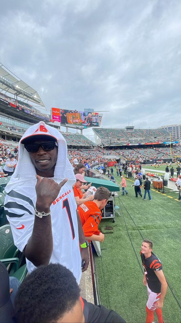 ochocinco's tweet photo. 2 of the best kickers in Bengal history: @McPherson_Evan 🐅 https://t.co/F2BHETIXpW