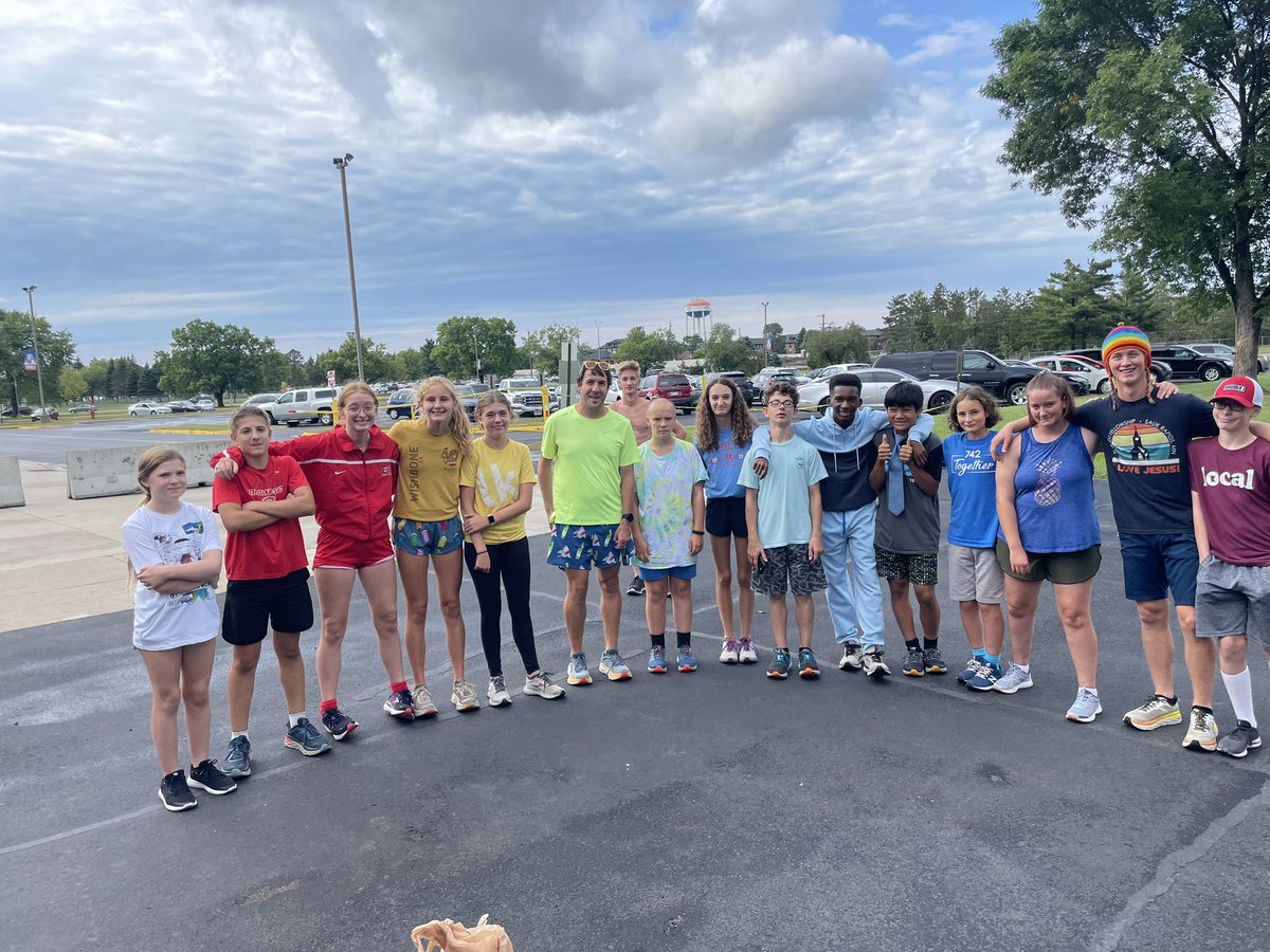 apollo_xc's tweet photo. This team just clicks. It is amazing that how close they are and how much fun everyone is having! #OneBigFam #Here4EachOther https://t.co/s5K1eLMk7R