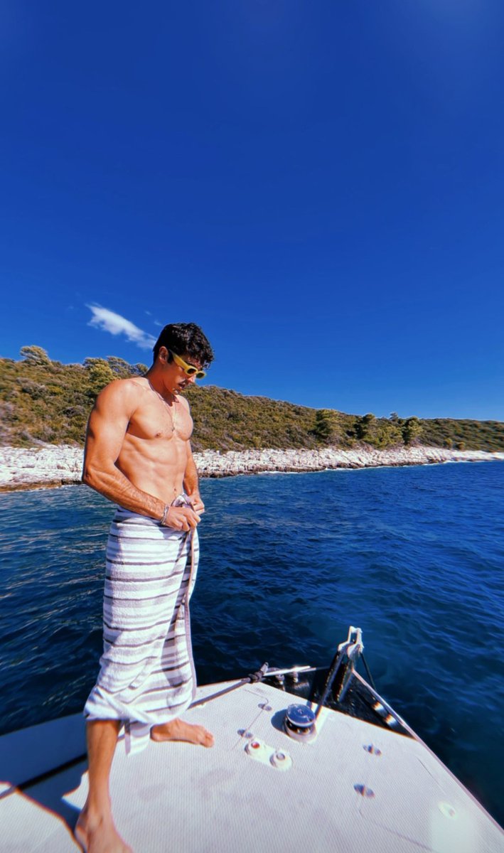 {

                               🚤      #SeductiveSunday 

                                                                                          }