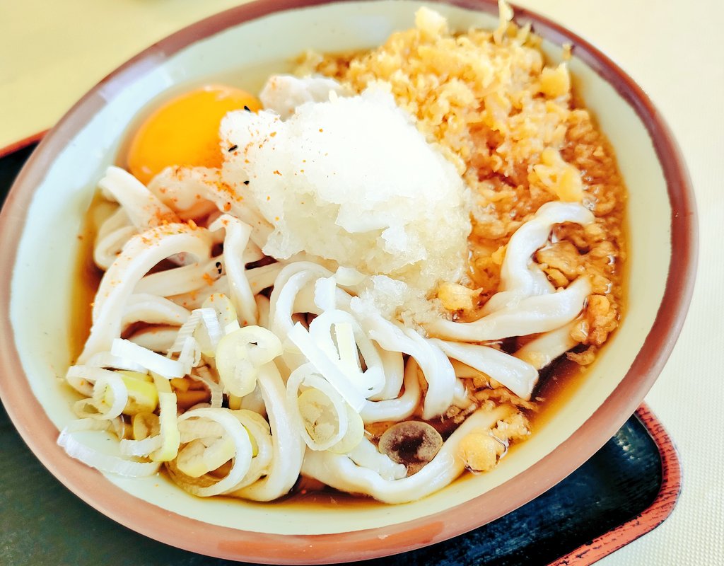 お昼に食べたおうどんが凄い麺でびっくり&めっちゃうまでした。。お外で食べるおうどんって最高だ。。そしてずっと愛読してた飲食系漫画の先生のお勧めおうどんで、ご同席させてもらって。。うーんもう何がなんだかわからん!情報渋滞ってこういうのか!?っていう。 