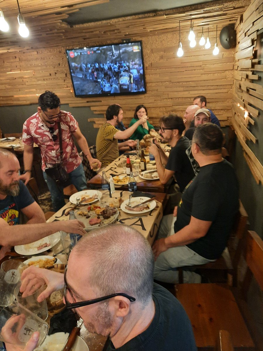 Relax tras la épica. 

Con #ismaelcanales <a href="/Bruno_Redondo_F/">Bruno Redondo draws stuff</a> <a href="/Loulogio_Pi/">Isaac Sánchez 🌊</a> @IbanCoelloSoria <a href="/ajalburquerque/">Alberto J. Alburquerque</a> <a href="/portela_francis/">Francis Portela</a> <a href="/GermanGarciaArt/">Germán García</a> <a href="/Juansamuart/">Juan Samu</a> <a href="/ElTorres72/">El Torres</a> @SiscoMonjo #comicaviles