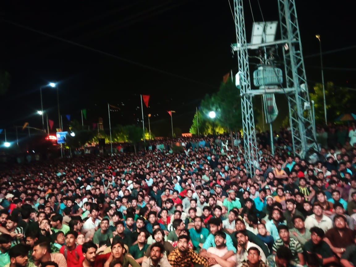 khalidrafiquepk's tweet photo. Cricket Craze at its best- Muzaffarabad AJ&amp;K .       دعا جانے خدا جانے https://t.co/39Q8HnmPNa
