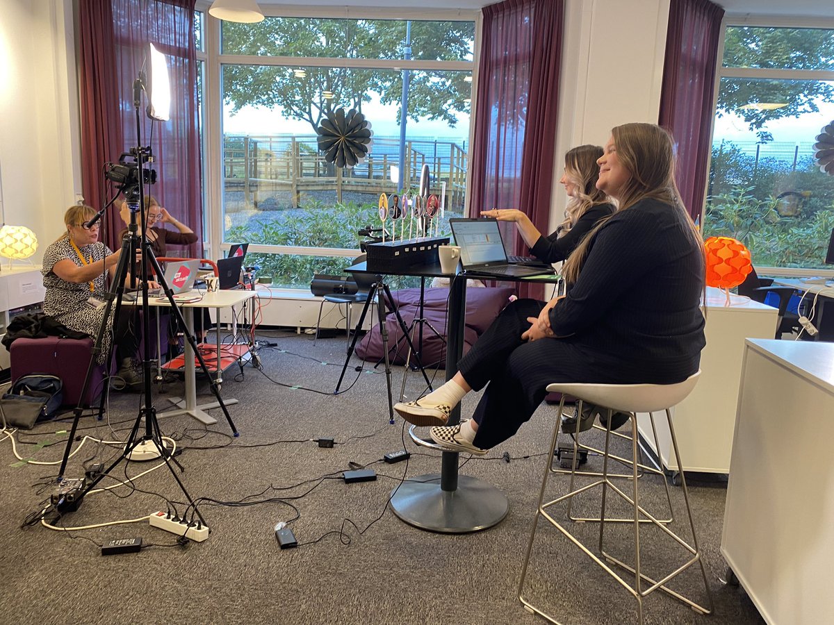 Liten, naggande god redaktion. Lilla Aktuellt förbereder valvaka och chatt med barnen från 19. Tipsa gärna ❤️ #svtnyheter #valet22