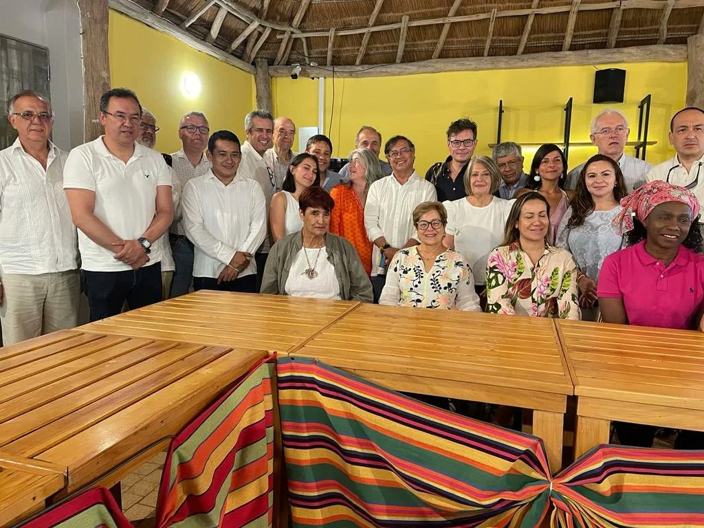 MinInterior's tweet photo. Junto al Presidente @petrogustavo y todo el equipo de Gobierno, el Ministro @alfonsoprada participó durante 2 días de un Consejo Extraordinario de Ministros en #LaGuajira, para analizar el Presupuesto General de la Nación y las prioridades en materia de inversión.
#EsTrabajando https://t.co/Ai8xsATJ6i