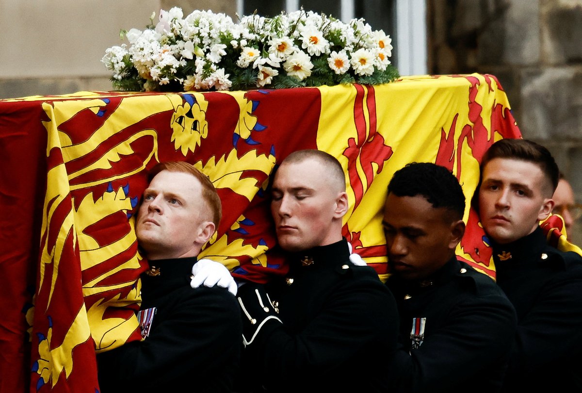 Her Majesty The Queen’s coffin has arrived at the Palace of Holyroodhouse, where it will rest in the Throne Room until tomorrow afternoon.
