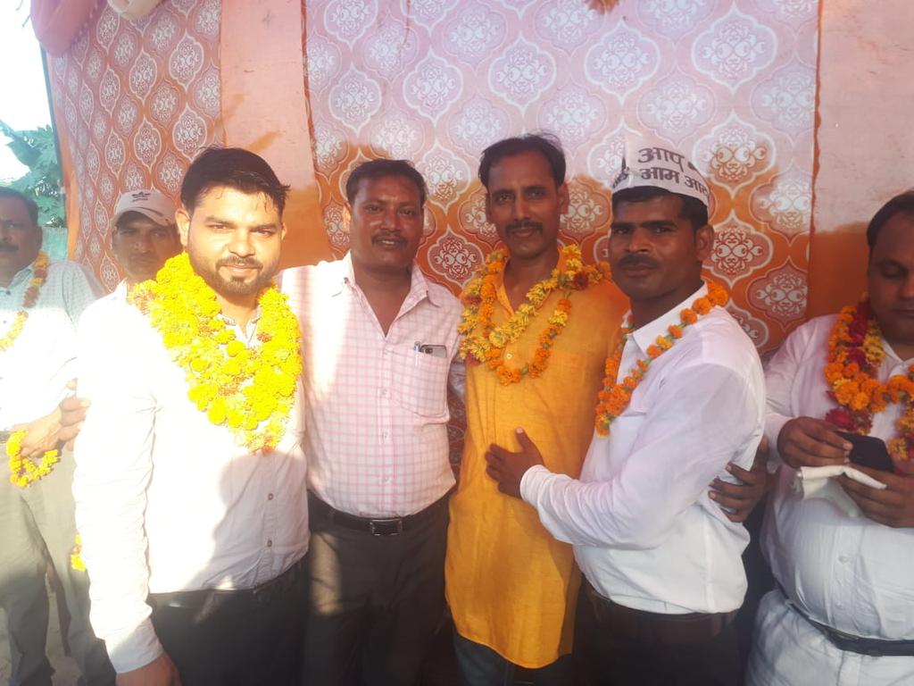 saurabh_ku1's tweet image. औरैया के बरुआ ग्राम में आम आदमी पार्टी के जिलाध्यक्ष  धरवेंद्र सिंह कुशवाह की मौजूदगी में 100 से ज्यादा लोगो ने पार्टी की सदस्यता प्राप्त की, जिसमे जिला महासचिव @saurabh_ku1 , दुष्यंत सिंह राजपूत और पार्टी के अन्य साथी मौजूद रहे।
@AAPUttarPradesh 
@SanjayAzadSln 
@DrHChaudhary