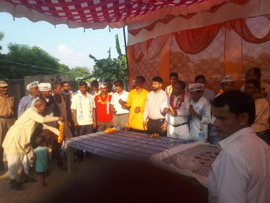 saurabh_ku1's tweet image. औरैया के बरुआ ग्राम में आम आदमी पार्टी के जिलाध्यक्ष  धरवेंद्र सिंह कुशवाह की मौजूदगी में 100 से ज्यादा लोगो ने पार्टी की सदस्यता प्राप्त की, जिसमे जिला महासचिव @saurabh_ku1 , दुष्यंत सिंह राजपूत और पार्टी के अन्य साथी मौजूद रहे।
@AAPUttarPradesh 
@SanjayAzadSln 
@DrHChaudhary