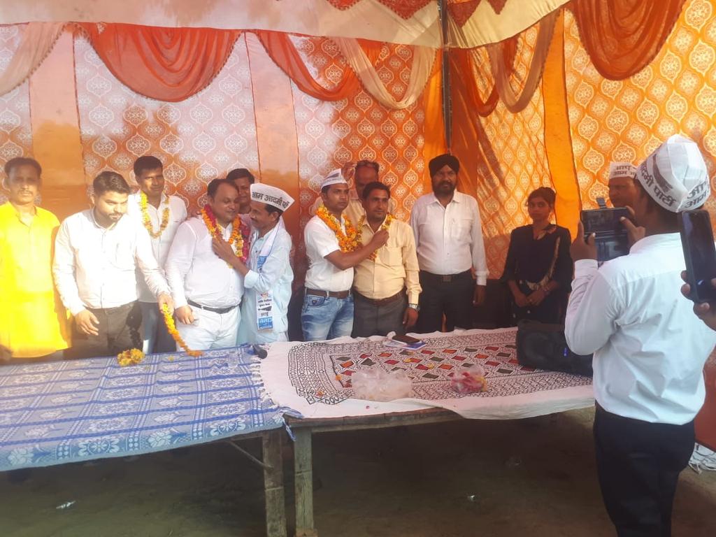 saurabh_ku1's tweet image. औरैया के बरुआ ग्राम में आम आदमी पार्टी के जिलाध्यक्ष  धरवेंद्र सिंह कुशवाह की मौजूदगी में 100 से ज्यादा लोगो ने पार्टी की सदस्यता प्राप्त की, जिसमे जिला महासचिव @saurabh_ku1 , दुष्यंत सिंह राजपूत और पार्टी के अन्य साथी मौजूद रहे।
@AAPUttarPradesh 
@SanjayAzadSln 
@DrHChaudhary