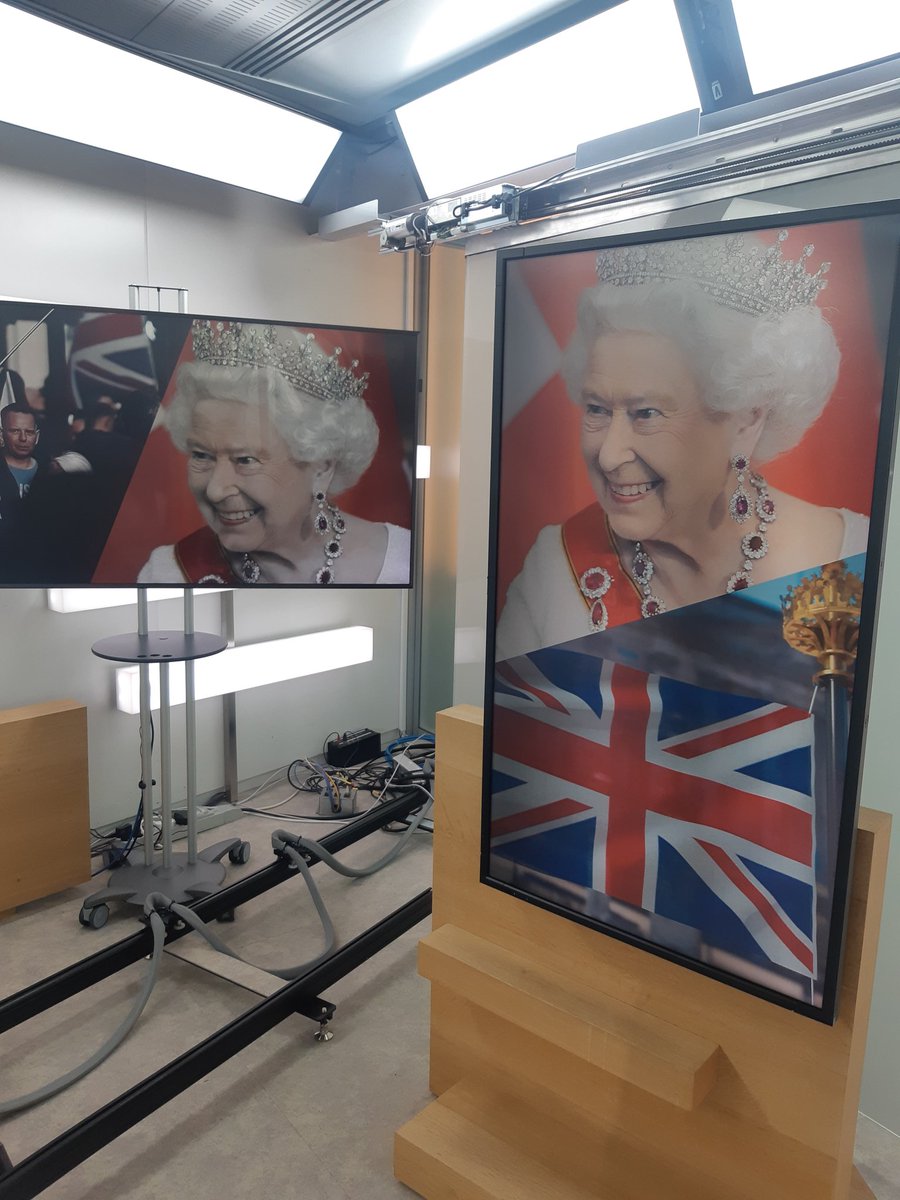 FloreMarechal's tweet image. On continue de vous faire vivre l'#operationunicorn sur #franceinfo toute la semaine dans le #filinfo à 11h &amp;amp; 14h 👑🇬🇧 @franceinfo