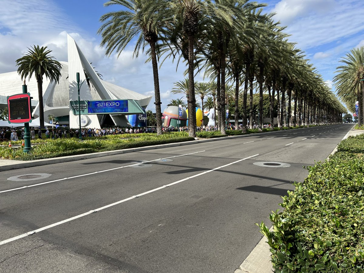 stcheather's tweet photo. Kadella st line is crazy. No line at the main entrance, only the security lines. #D23Expo https://t.co/cyD9xoLqt8
