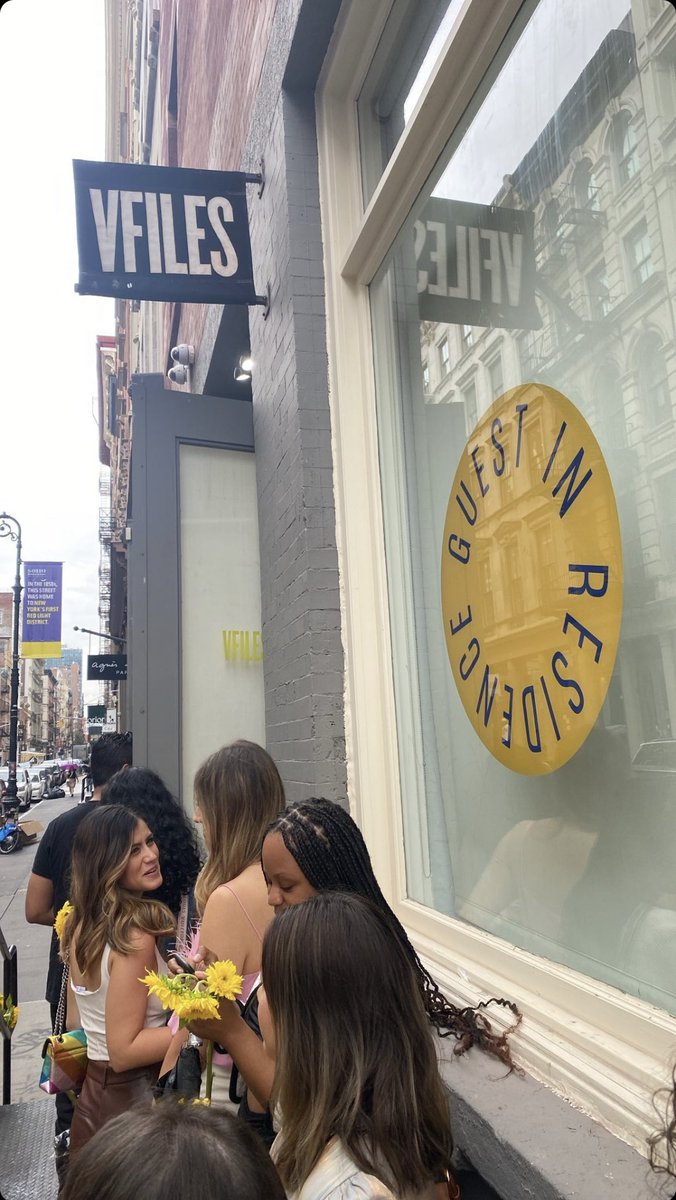HadidGigiArg's tweet photo. Detalles del pop-up de Guest In Residence💛🌼 https://t.co/0u2h8Tm2Hp