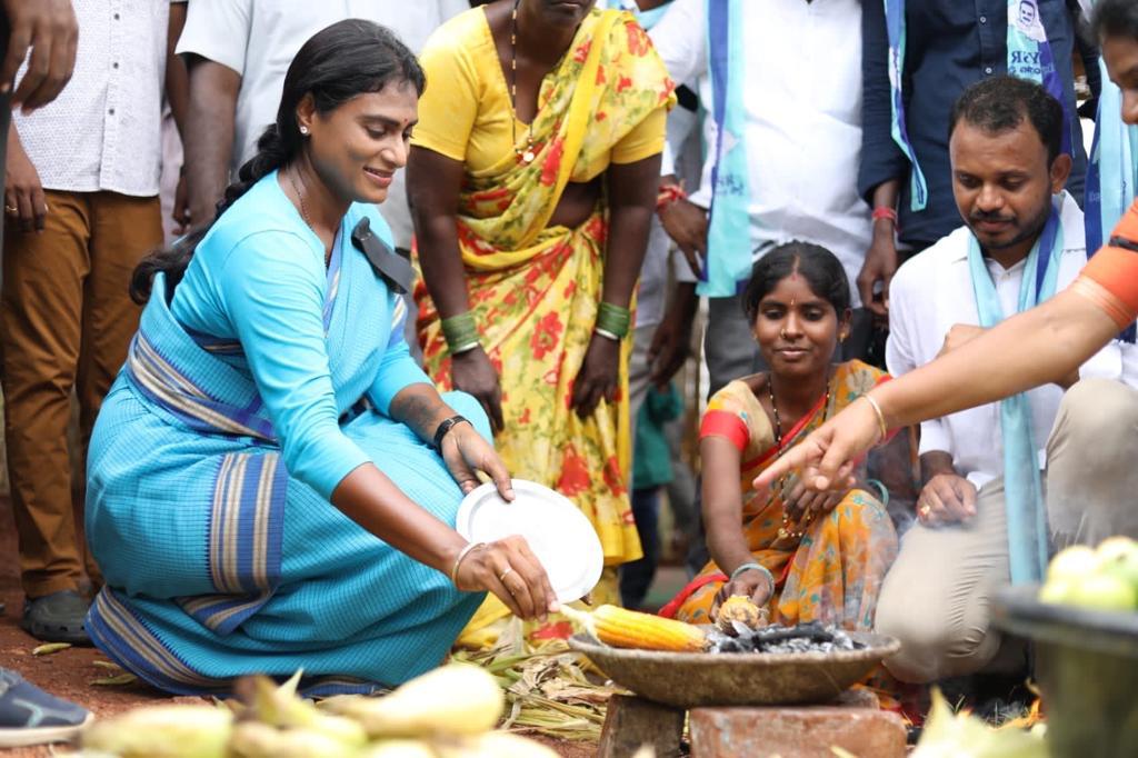 YSSRPadayatra's tweet photo. ప్రజా ప్రస్థానం పాదయాత్ర 149 వ రోజు దేవరకద్ర నియోజకవర్గంలో కొనసాగుతోంది. షర్మిలక్క రాకతో తమ సమస్యలు చెప్పుకుంటూ ఆవేదన వ్యక్తం చేసిన ప్రజలు. నేనున్నానని భరోసానిచ్చిన షర్మిలక్క.
#Prajaprasthanam #YSRTelanganaParty #YSSharmila #devarkadra #sharmilaprajaprasthanam https://t.co/Mb1eQHl1GP