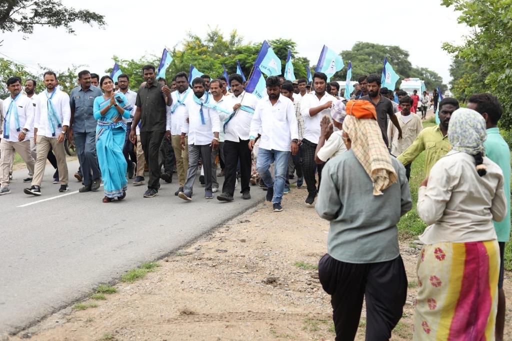 YSSRPadayatra's tweet photo. ప్రజా ప్రస్థానం పాదయాత్ర 149 వ రోజు దేవరకద్ర నియోజకవర్గంలో కొనసాగుతోంది. షర్మిలక్క రాకతో తమ సమస్యలు చెప్పుకుంటూ ఆవేదన వ్యక్తం చేసిన ప్రజలు. నేనున్నానని భరోసానిచ్చిన షర్మిలక్క.
#Prajaprasthanam #YSRTelanganaParty #YSSharmila #devarkadra #sharmilaprajaprasthanam https://t.co/Mb1eQHl1GP