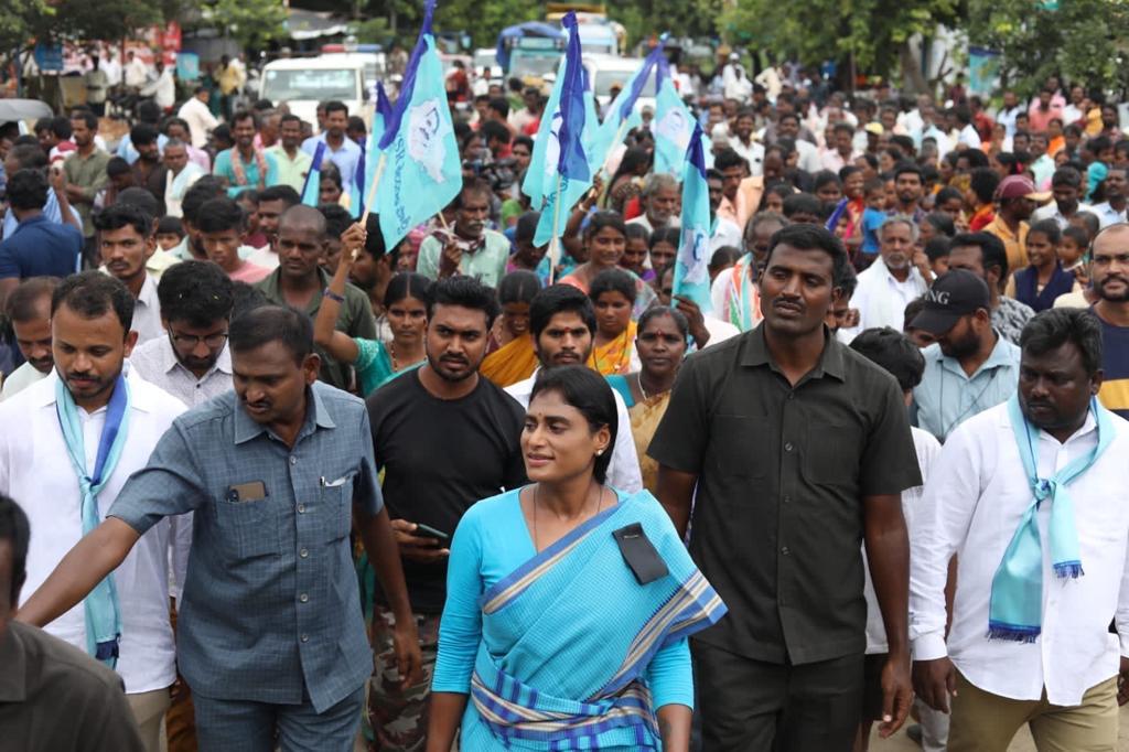 YSSRPadayatra's tweet photo. ప్రజా ప్రస్థానం పాదయాత్ర 149 వ రోజు దేవరకద్ర నియోజకవర్గంలో కొనసాగుతోంది. షర్మిలక్క రాకతో తమ సమస్యలు చెప్పుకుంటూ ఆవేదన వ్యక్తం చేసిన ప్రజలు. నేనున్నానని భరోసానిచ్చిన షర్మిలక్క.
#Prajaprasthanam #YSRTelanganaParty #YSSharmila #devarkadra #sharmilaprajaprasthanam https://t.co/Mb1eQHl1GP