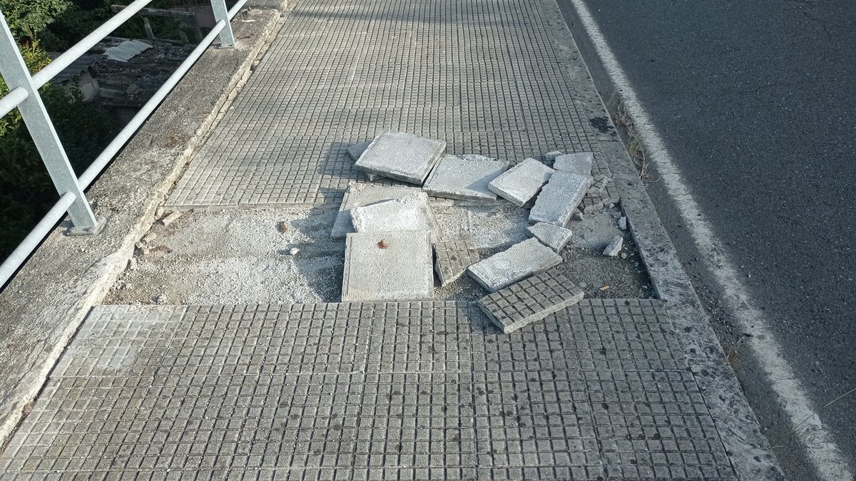 domanlou's tweet photo. E seguimos despois de varios meses así. Lousas da beirarrúa  levantadas e se vai alguén en cadeira de rodas... A ver que fai!@ConcelloCoruna https://t.co/d2OQNSimuf