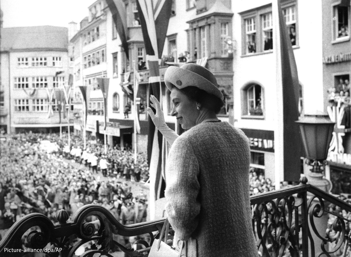 TIME's tweet photo. Queen Elizabeth II remained a stoic, almost timeless figure in the public's eye for 70 years https://t.co/BDamevBSyW https://t.co/29f4ThhrH0