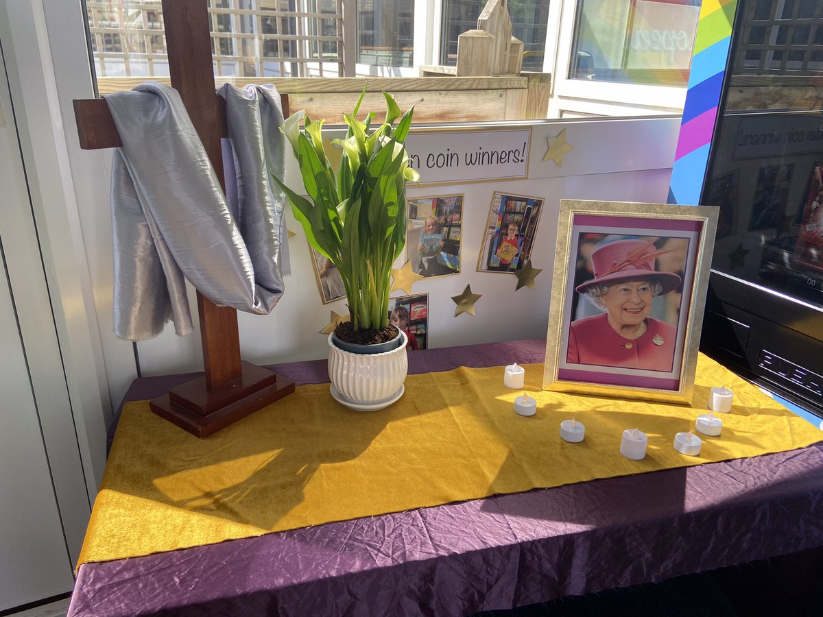 On Friday Miss Ingle created a beautiful display in memory of our beloved Queen. The children, staff and families came together for a reflective assembly at the end of the day ❤️