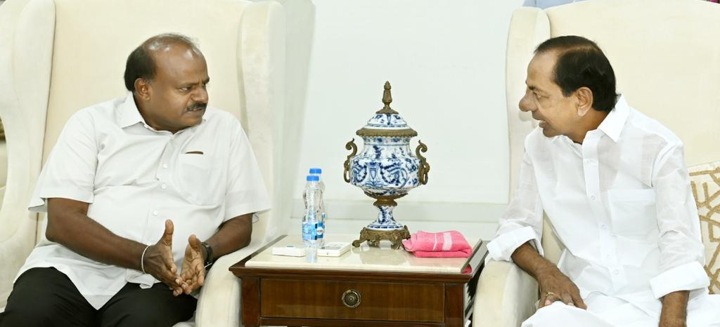hd_kumaraswamy's tweet photo. ರಾಷ್ಟ್ರ ರಾಜಕಾರಣಕ್ಕೆ ಪರಿಣಾಮಕಾರಿ ತಿರುವು ನೀಡಿ, ರಾಷ್ಟ್ರೀಯ ಪಕ್ಷಗಳಿಗೆ ಹೊರತಾದ ರೈತ, ಕಾರ್ಮಿಕ, ದೀನದಲಿತ &amp; ಒಟ್ಟಾರೆ ಶ್ರೀಸಾಮಾನ್ಯನ ಪರವಾದ ದನಿಯುಳ್ಳ ʼಪರ್ಯಾಯ ರಾಜಕೀಯʼ ಕೂಟ ರಚಿಸುವ ತಮ್ಮ ಮನದಿಂಗಿತವನ್ನು ನನ್ನೊಂದಿಗೆ ಮುಕ್ತವಾಗಿ ಹಂಚಿಕೊಂಡರು. ಅವರಿಗೆ ಶುಭ ಹಾರೈಸಿದೆ ಹಾಗೂ ಜತೆಯಲ್ಲಿ ನಿಲ್ಲುವುದಾಗಿ ಭರವಸೆಯನ್ನೂ ನೀಡಿದೆ.2/3 https://t.co/J6ehKSzl0b