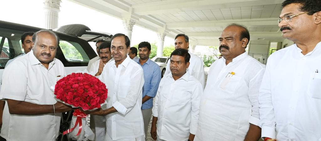 hd_kumaraswamy's tweet photo. ರಾಷ್ಟ್ರ ರಾಜಕಾರಣಕ್ಕೆ ಪರಿಣಾಮಕಾರಿ ತಿರುವು ನೀಡಿ, ರಾಷ್ಟ್ರೀಯ ಪಕ್ಷಗಳಿಗೆ ಹೊರತಾದ ರೈತ, ಕಾರ್ಮಿಕ, ದೀನದಲಿತ &amp; ಒಟ್ಟಾರೆ ಶ್ರೀಸಾಮಾನ್ಯನ ಪರವಾದ ದನಿಯುಳ್ಳ ʼಪರ್ಯಾಯ ರಾಜಕೀಯʼ ಕೂಟ ರಚಿಸುವ ತಮ್ಮ ಮನದಿಂಗಿತವನ್ನು ನನ್ನೊಂದಿಗೆ ಮುಕ್ತವಾಗಿ ಹಂಚಿಕೊಂಡರು. ಅವರಿಗೆ ಶುಭ ಹಾರೈಸಿದೆ ಹಾಗೂ ಜತೆಯಲ್ಲಿ ನಿಲ್ಲುವುದಾಗಿ ಭರವಸೆಯನ್ನೂ ನೀಡಿದೆ.2/3 https://t.co/J6ehKSzl0b