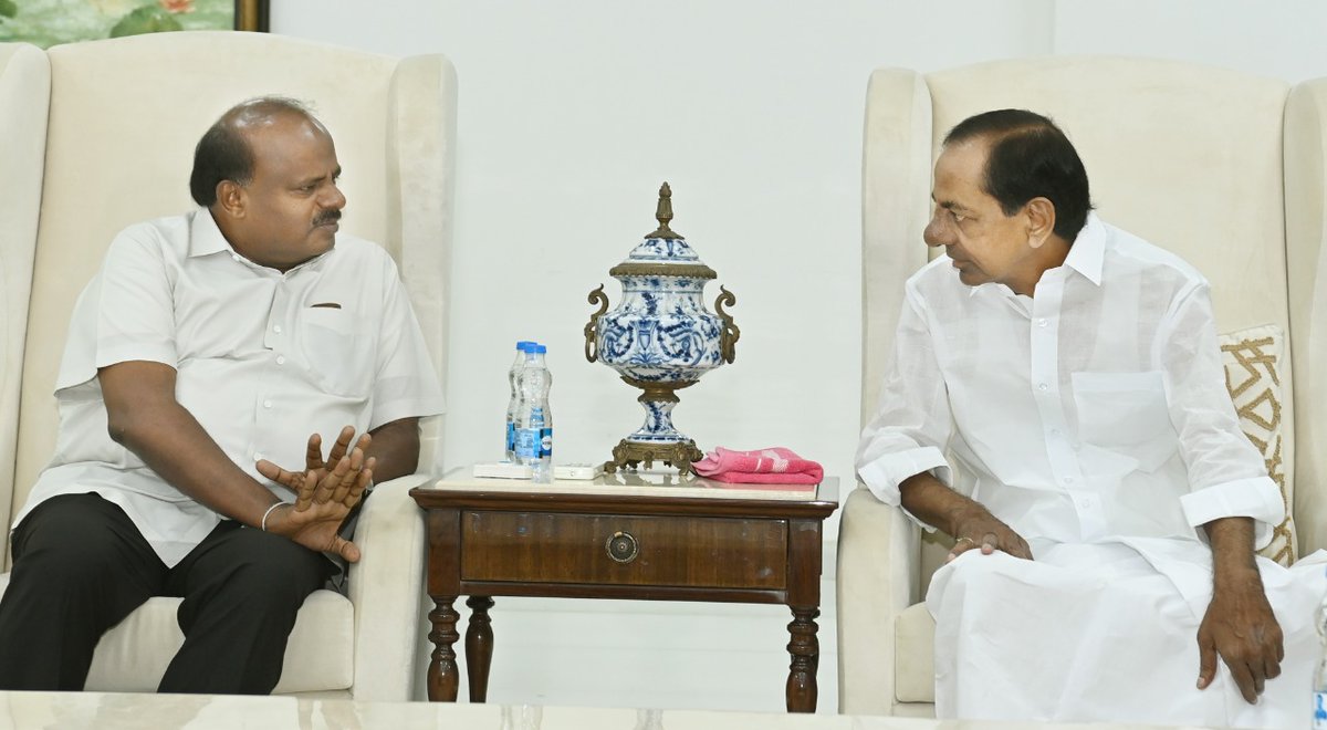 hd_kumaraswamy's tweet photo. ರಾಷ್ಟ್ರ ರಾಜಕಾರಣಕ್ಕೆ ಪರಿಣಾಮಕಾರಿ ತಿರುವು ನೀಡಿ, ರಾಷ್ಟ್ರೀಯ ಪಕ್ಷಗಳಿಗೆ ಹೊರತಾದ ರೈತ, ಕಾರ್ಮಿಕ, ದೀನದಲಿತ &amp; ಒಟ್ಟಾರೆ ಶ್ರೀಸಾಮಾನ್ಯನ ಪರವಾದ ದನಿಯುಳ್ಳ ʼಪರ್ಯಾಯ ರಾಜಕೀಯʼ ಕೂಟ ರಚಿಸುವ ತಮ್ಮ ಮನದಿಂಗಿತವನ್ನು ನನ್ನೊಂದಿಗೆ ಮುಕ್ತವಾಗಿ ಹಂಚಿಕೊಂಡರು. ಅವರಿಗೆ ಶುಭ ಹಾರೈಸಿದೆ ಹಾಗೂ ಜತೆಯಲ್ಲಿ ನಿಲ್ಲುವುದಾಗಿ ಭರವಸೆಯನ್ನೂ ನೀಡಿದೆ.2/3 https://t.co/J6ehKSzl0b