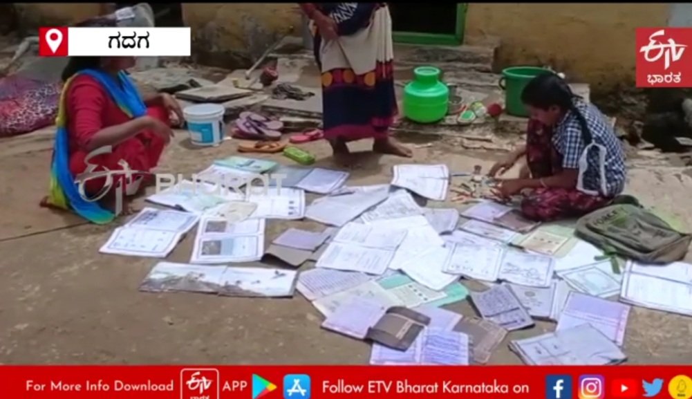 rajanna_rupesh's tweet photo. ಅತಿಯಾದ ಮಳೆಯಿಂದಾಗಿ
ಮನೆಗೆ ನೀರು ನುಗ್ಗಿ ಪುಟಾಣಿಯೊಬ್ಬಳ  ಪುಸ್ತಕ ನೆನೆದುಹೋಗಿ ಅಳುವ ವಿಡಿಯೋ ಸದ್ದು ಮಾಡಿತ್ತು ಹಾಗಾಗಿ ಇಂದು ನೇರವಾಗಿ ಗದಗ ಜಿಲ್ಲೆಯಲ್ಲಿರೋ ಅನಾಥ ಆಗಿರೋ ಆಕೆಯ ಮನೆಗೆ ಭೇಟಿಕೊಟ್ಟು ಪುಸ್ತಕಗಳು,ಶಾಲಾ ಸಮವಸ್ತ್ರ,ಬಟ್ಟೆ,ಶೂ ಹಾಗೂ ಐದಾರು ತಿಂಗಳಿಗೆ ಆಗುವಷ್ಟು ದಿನಸಿ ಖರೀದಿ ಮಾಡಿಕೊಟ್ಟು ಸಹಾಯ ಮಾಡಿ ದೈರ್ಯ ತುಂಬಿದೆವು. https://t.co/RN39Cf3Awa