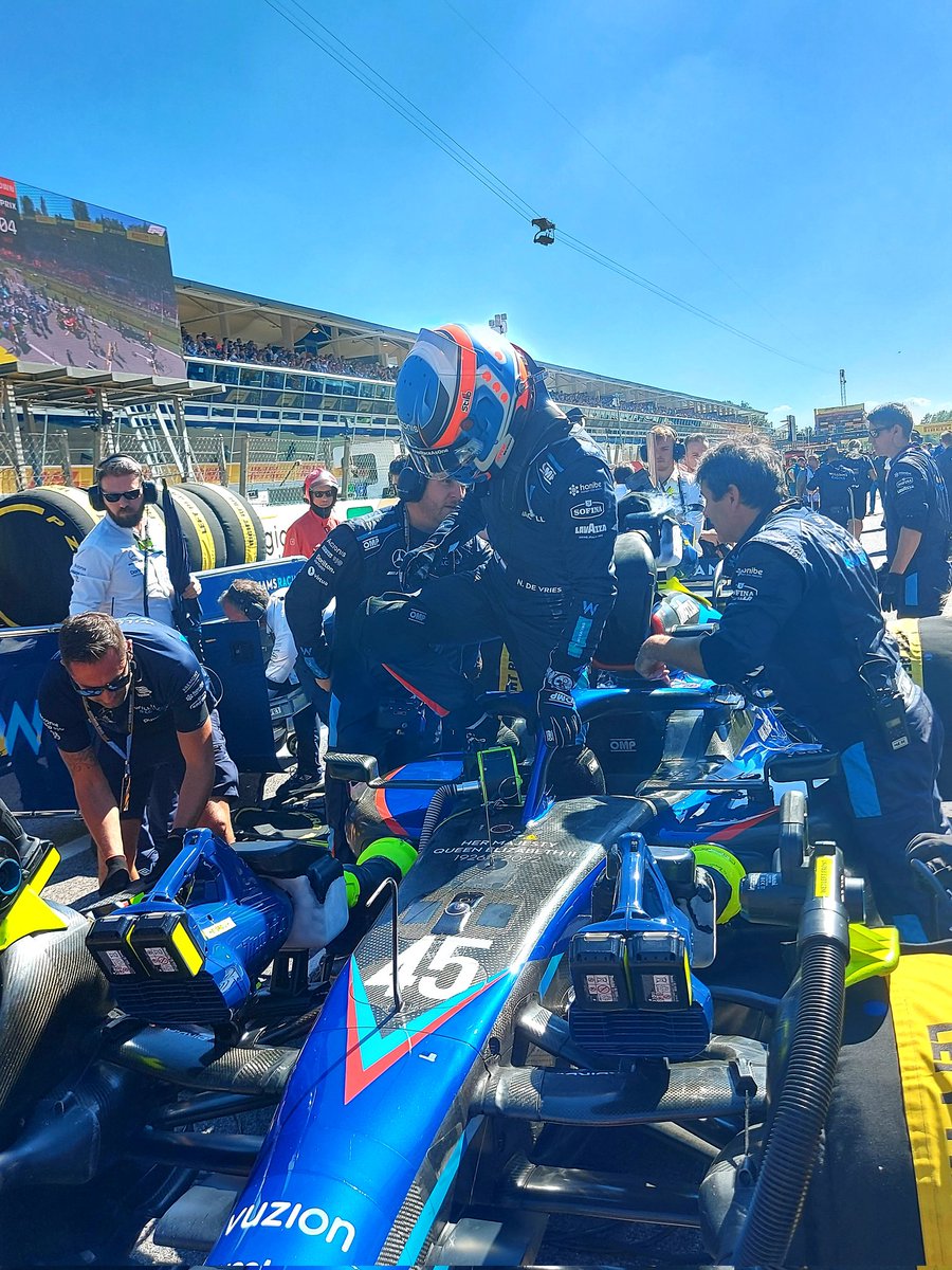 RonaldVording's tweet photo. De volledig Nederlandse vierde startrij op het circuit van Monza. Wie had dat gedacht... Maar ze staan er toch echt: Max Verstappen P7, Nyck de Vries P8 #F1 #ItalianGP https://t.co/162k2ytp1M